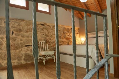 SabarizA Cucada的卧室配有一张石墙床