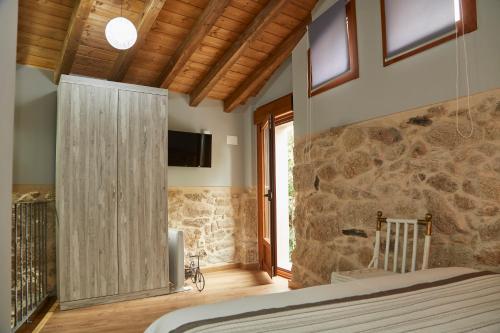 SabarizA Cucada的一间卧室设有一张床和石墙