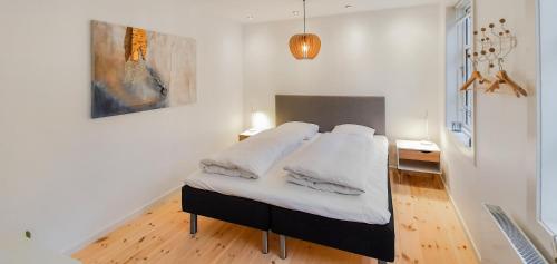 森讷堡Harbour View的一间卧室配有白色床单