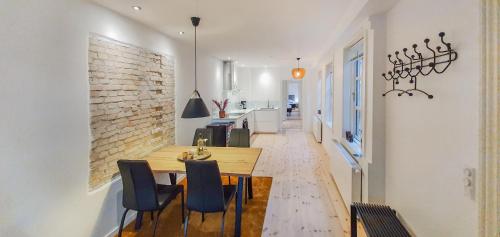 森讷堡Harbour View的一间带木桌和椅子的用餐室