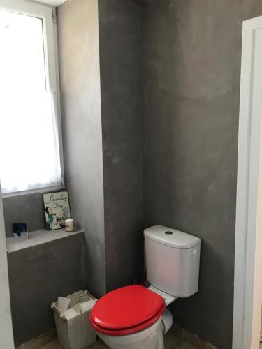 MarbouéChez leo的一间带卫生间和红色盖子的浴室