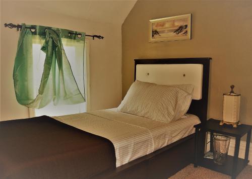 格兰福克City Pads的一间卧室设有一张床和一个窗口
