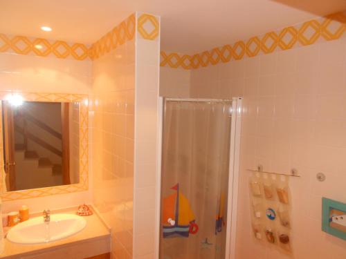 阿尔图拉Algarve Praia Verde的带淋浴和盥洗盆的浴室