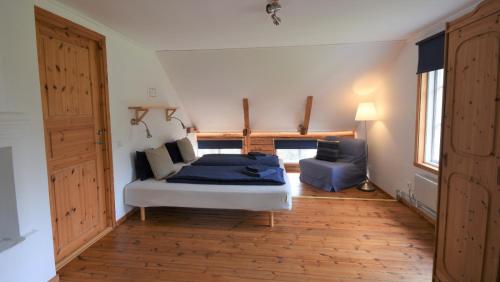 斯切灵加德Villa Vilan - Countryside Lodging的一间卧室配有一张床和一个沙发