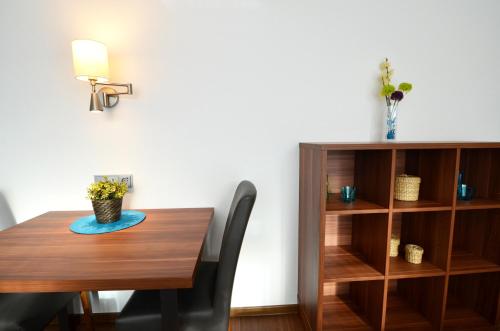 海德堡新海德堡公寓旅馆的餐桌、台灯和书架