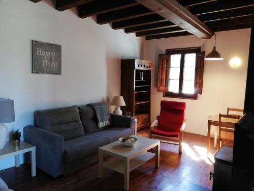 普奇塞达Cases Puigcerdà Villaldach的客厅配有沙发和桌子