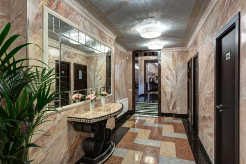 圣彼得堡Margarita Hotel的一间带水槽和镜子的浴室