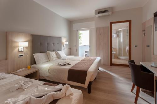 波代诺内蒙泰雷亚莱酒店的酒店客房带两张床和一间浴室
