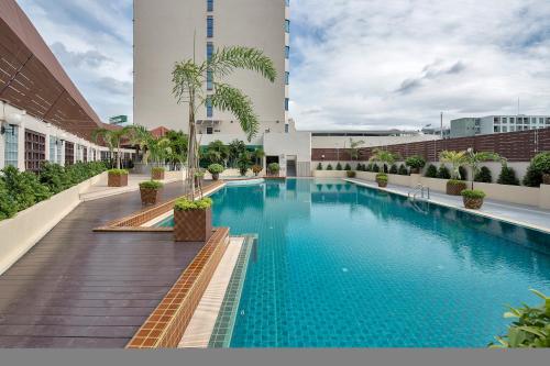 曼谷马瑞花园酒店的大楼中央的大型游泳池
