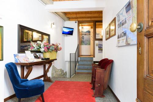 科莫迪亚兹住宅酒店的走廊上设有桌椅和红地毯