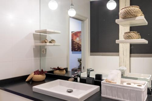 毕尔巴鄂Confort y Diseño con Vistas al Casco Viejo的浴室设有白色水槽和镜子