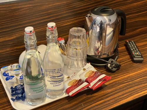 伦敦克莱斯特菲尔德酒店的一个带瓶装水和水壶的托盘