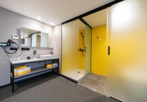 瓦伦西亚Nest Style Valencia的浴室设有黄色门和水槽