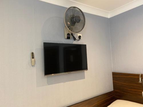 伦敦克莱斯特菲尔德酒店的壁挂式平面电视和风扇