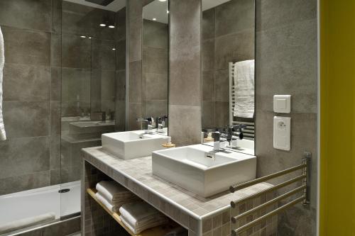 Bastelica阿特米西亚精品酒店的浴室设有2个水槽和镜子