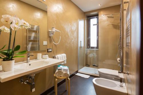 维克艾库塞Il Melograno Relais的一间带水槽、卫生间和淋浴的浴室