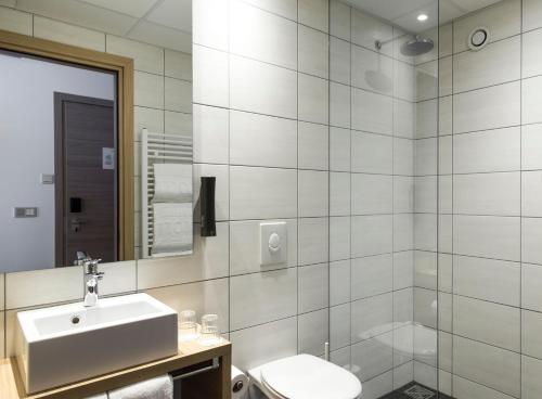 雷克雅未克凯亚风暴酒店的一间带水槽、卫生间和镜子的浴室