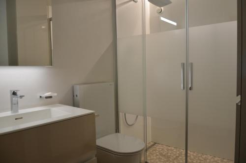 莱斯克伦斯Immeuble Panorama的带淋浴、卫生间和盥洗盆的浴室