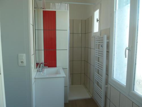 欧里亚克appartement avec terrasse的白色的浴室设有水槽和淋浴。