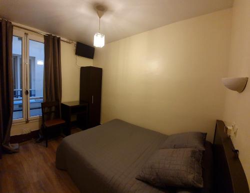 巴黎安雅酒店的一间卧室设有一张床和一个窗口