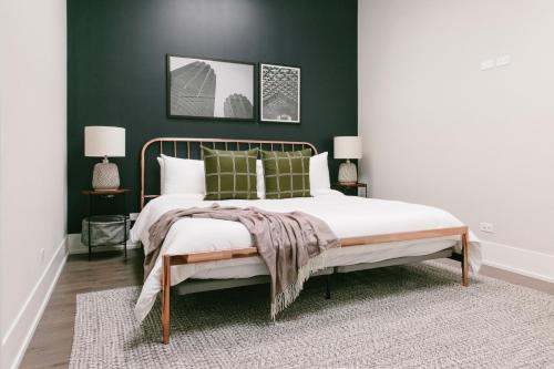 芝加哥Sonder Greektown的一间卧室设有一张带绿色墙壁的大床