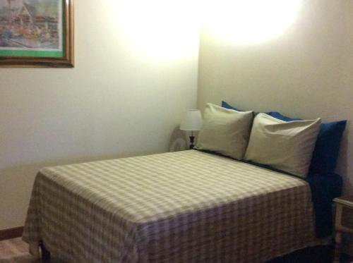 RichmondJamaica Dream Gateway的一间小卧室,配有一张带白色枕头的床