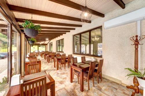 布克维Continental的餐厅设有木桌、椅子和窗户。