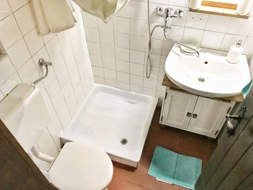 莫济列Peaceful Nature Cabin Jolly的浴室配有白色卫生间和盥洗盆。