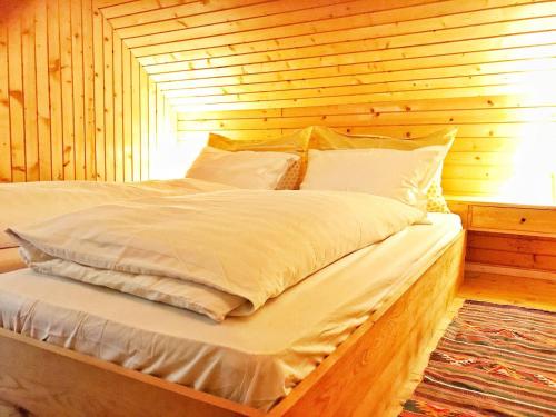 莫济列Peaceful Nature Cabin Jolly的木墙客房的一张床位