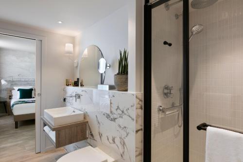 南特Citadines Confluent Nantes的带淋浴、卫生间和盥洗盆的浴室