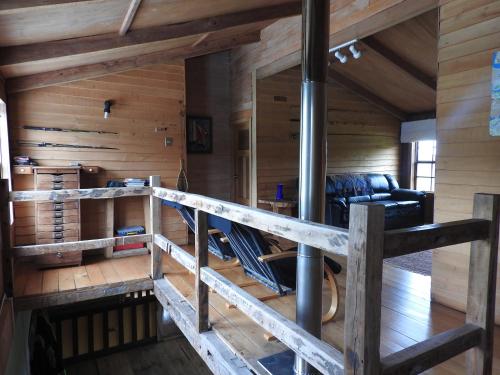 科查莫La Casona Puelo Lodge的客厅设有木镶板和木墙