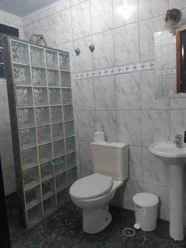 瓜鲁柳斯Cumbipar King Hotel的一间带卫生间和水槽的浴室
