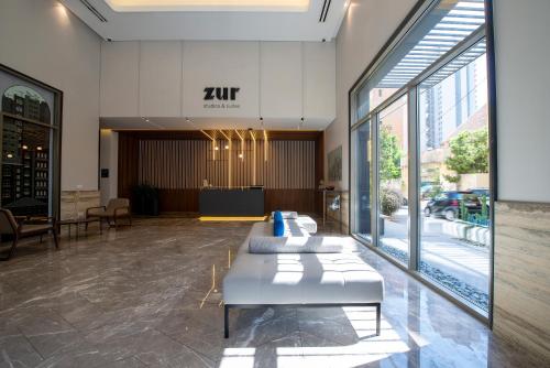 ZUR Studios and Suites大厅或接待区