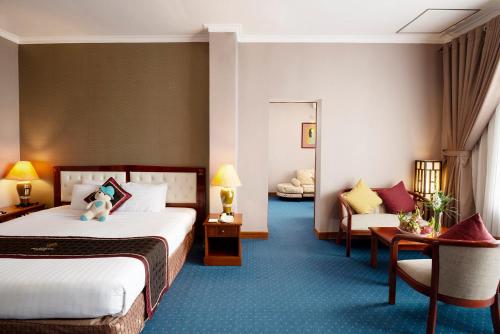 头顿头顿豪华酒店的酒店客房,设有两张床和一张沙发