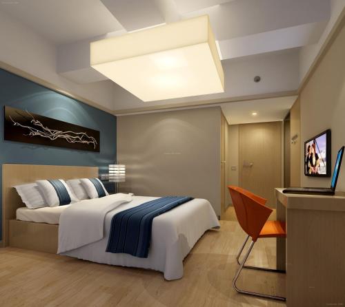 南京南京拉斐酒店禄口机场店的卧室配有一张白色大床和电视。
