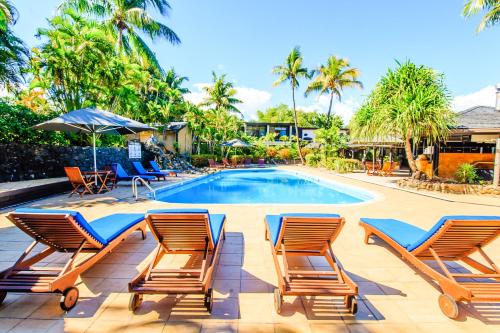 南迪塔努阿国际大酒店的一组椅子和一个游泳池