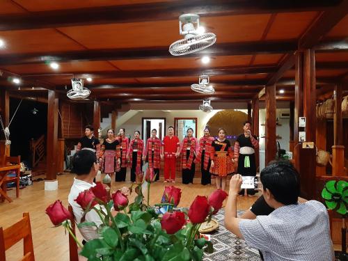 枚州县Mai Chau Dreams Homestay的一群站在房间里的人