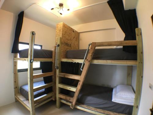 头城WAVE 青年旅店 背包客栈的宿舍内带双层床的房间