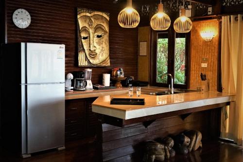 班邦宝苏梅岛内提夫斯别墅的厨房配有白色冰箱和水槽