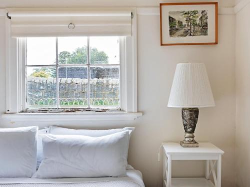 仙女港Dingle On Barclay的卧室设有窗户和一张带白色枕头的床