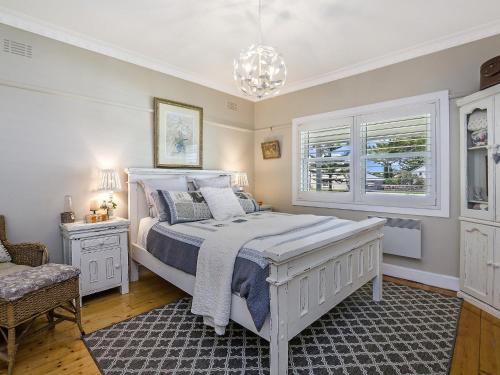 仙女港吉普斯逍遥游公寓的卧室配有白色的床和窗户。