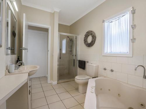 仙女港吉普斯逍遥游公寓的带浴缸、卫生间和盥洗盆的浴室
