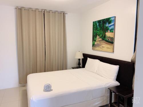 塔穆宁Tumon Bel-Air Serviced Residence的卧室配有一张白色大床