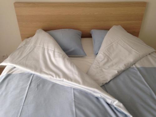 东代恩凯尔克EastDune的一张带白色床单和蓝色枕头的床