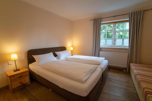 Haus Stoertebeker Appartements - Hotel Garni, Seebad Lubmin客房内的一张或多张床位