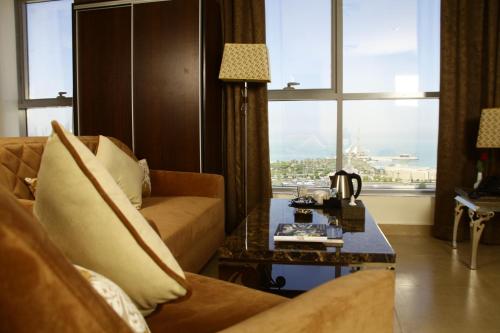 科威特拉古娜套房公寓的客厅配有沙发和桌子
