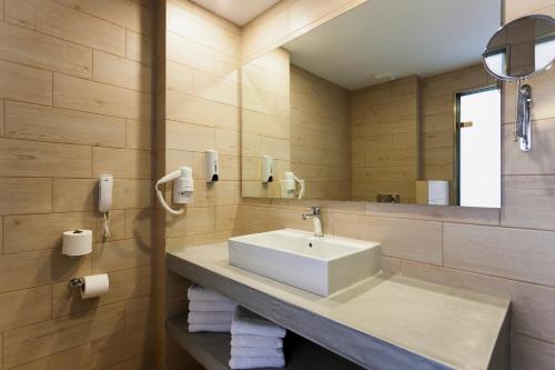 阿利卡纳斯Alykanas Village Resort的一间带水槽和镜子的浴室