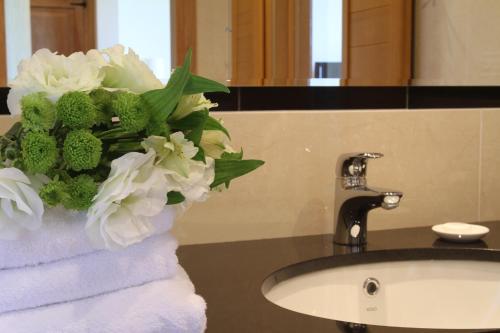 博博利采Hotel Zamek Bobolice的浴室水槽上的一个花瓶