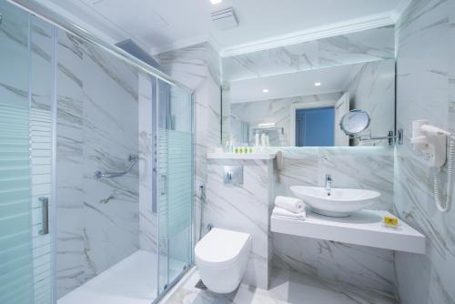 阿德里安诺斯坎波斯Rethymno Palace的浴室配有卫生间、盥洗盆和淋浴。