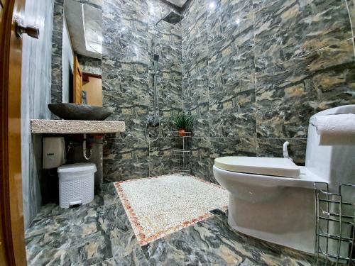 长滩岛Kaiyana Boracay Beach Resort的石质浴室设有卫生间和水槽